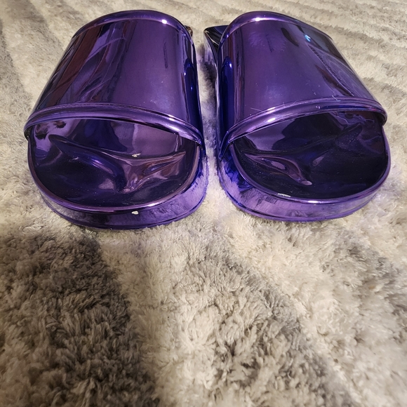 NWOT* CAPE ROBBIN PURPLE METALLIC SLIDE SANDALS - Picture 4 of 6